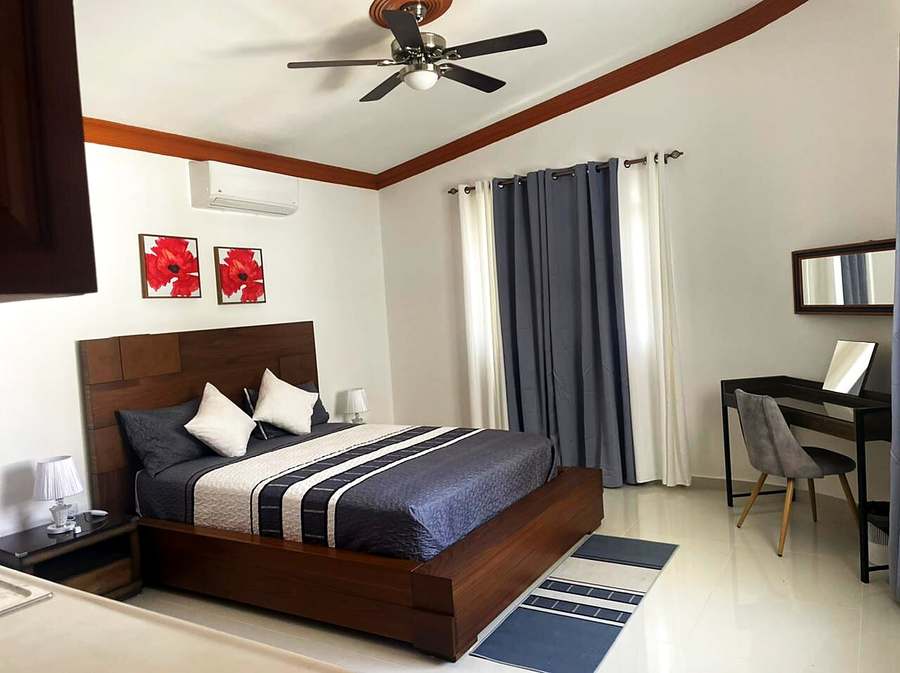 Chambre Coquelicot avec rideaux gris