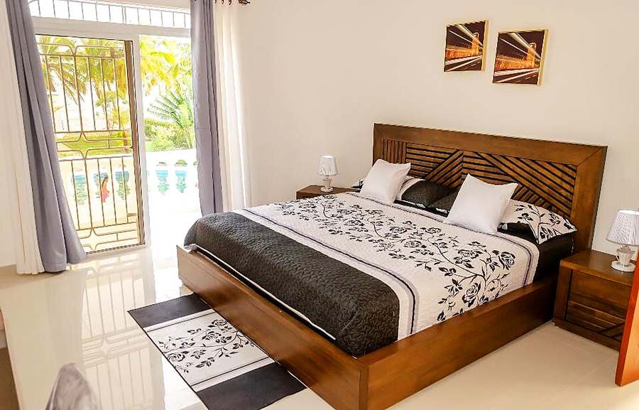 Suite avec balcon donnant sur la piscine