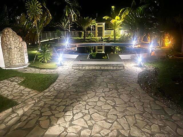 Piscine et jardin illuminés la nuit
