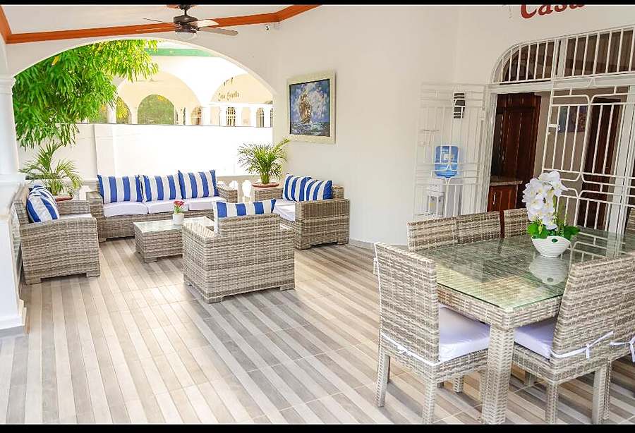 Terrasse couverte avec salon en rotin